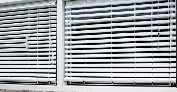 Choisissez des volets roulants sur mesure pour chaque fenêtre